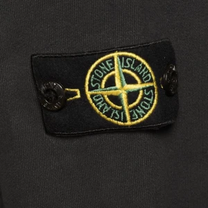Stone island crewneck - Storlek M, Tröjan är i bra skick och vid snabb affär kan priset sänkas. Tröjan passar mig men är lite för liten och jag är 183