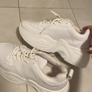 Skor - Säljer dessa vita skor från H&M