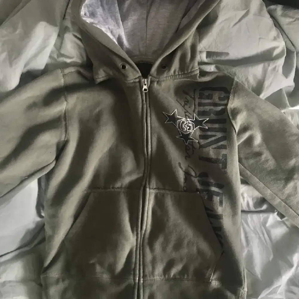 Hej! Köpte denna gröna hoodie på plick för ett år sen! Säljer nu då jag inte använder den. Hoodien står som L men sitter som S-M. Priset ingår inte med frakten. Om fler är intresserade blir de budgivning! OBS: Den första bilden är från den tidigare säljar. Hoodies.