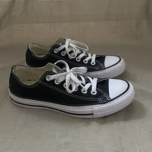 Svarta låga converse i storlek 37,5 -  Svarta låga converse i storlek 37,5. Varsamt använda och ser nästintill nya ut! ✨ Säljer dessa för att de tyvärr är för små för mig 🥺