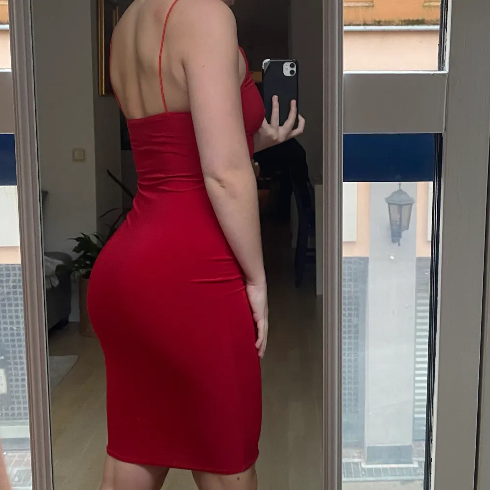 Röd klänning från Rebecca Stella. Stretchig i materialet, fin passform. Fint skick då den är använd endast fåtal gånger 🤍. Klänningar.