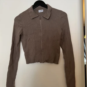 Beige tröja med krage och dragkedja - Oanvänd. Mer bilder i chatten om intresserad.  Nypris 399 kr. 