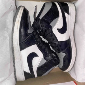 Jordan 1 mid - Använda 3 gånger, finns ej någon låda till dem, köpta för 999kr säljs BILLIGT 👍👍💰kan diskutera priset 