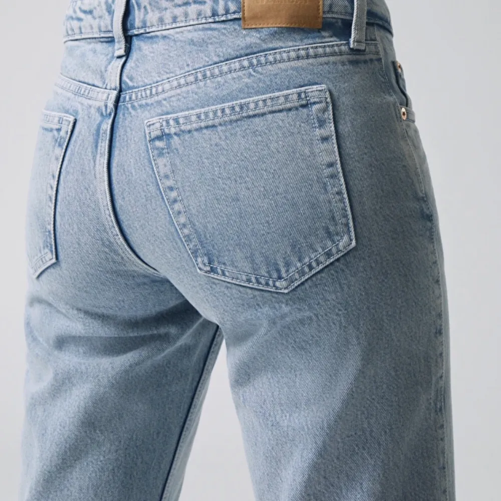 Ett par superfina lågmidjade jeans från weekday i färgen summer blue. Sparsamt använda utan defekter, slutsålda. Orginalpris:590kr💓. Jeans & Byxor.