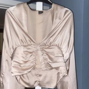 Blus  - Fin blus från Gina Tricot som är använd max 3 ggr. 150 kr + fraktkostnaden. Pris kan diskuteras.