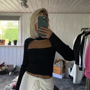 Snygg topp  - En jättesnygg topp till både fest och vardag! Säljer pågrund av att den inte kommer till användning hos mig, som ny!❤️