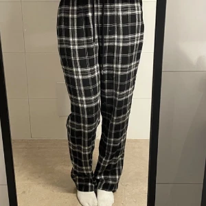 Snygga pyjamasbyxor!  - Jättefina pyjamasbyxor, perfekta nu till vinter! Jättesköna och skitsnygga!  Storlek M men kan ändras i midjan så de passar både en S och en M!❤️