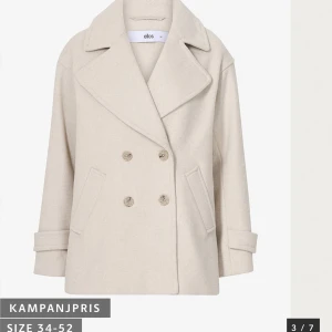 Kort beige Kappa  - Sänkt priset, först till kvarn❤️Säljer denna korta väldigt eftertraktade kappan då jag har för många. Den är slutsåld överall och går inte att få tag på. Bara använd en gång, så därför bra skick❤️bara att fråga om egna bilder❤️