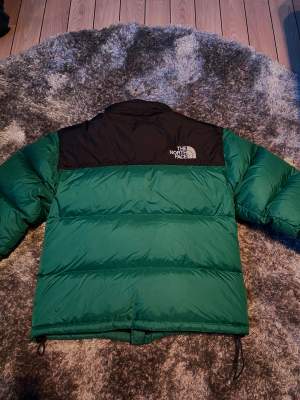 Grön North face jacka använd 1 sänsong. Finns inte att köpa nånstans eftersom den är slutsåld. Storlek S