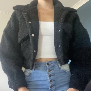 Jacka från prettylittlething - Mysig jacka från prettylittlething 