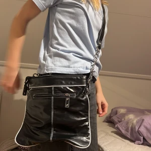 Väska - Väska av okänt märke då jag fått den av min mormor. Snygg dock