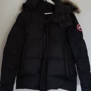 Canada gose jacka  - Hej säljer min nya canada gose jacka helt ny men bara luggit hemma och inte används