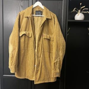 Levis Manchester jacka - Beige manchesterjacka i strl L men upplevs som stor i storleken. Fodrad