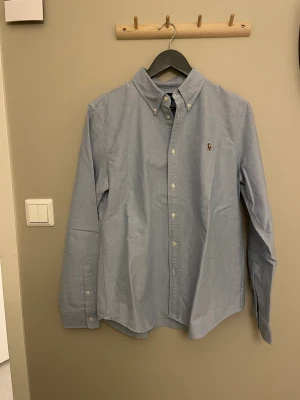 Ralph Lauren skjorta XL - Fin skjorta från Ralph Lauren i ljusblå färg. Använd en gång, så i nyskick 🫶🏻