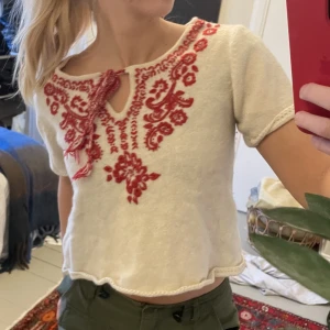 Stickad julig tröja  - Julig stickad tröja🎄 Tröjan är lite croppad och visar lite hud under naveln, beroende på hur höga byxor man har👌   Storlek: M  ✨köparen står för frakten✨