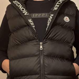 Svart Moncler väst med luva och med äkta qr kod som går att skanna 