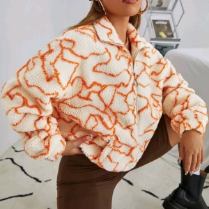 Fleecejacka  - Mysig och varm. Stort plus att den har fickor! Bara använd ca 2-4 ggr. Första bilden är lånad. 