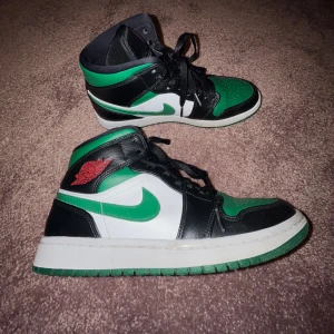 Air Jordan 1 Mid 'Pine Green' - Skorna är använda ett fåtal gånger, de är varken creasade eller smutsiga. Köpta på Foot Locker. Priset går absolut att diskuteras, tveka inte att höra av dig om du är intresserad!
