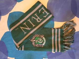 Slytherin elevhems halsduk, köpt på Harry Potter world i London :-)