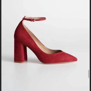 Röda klackar - röda klackskor från & Other Stories, aldrig använda, nypris 990kr säljs för 700kr, storlek 38