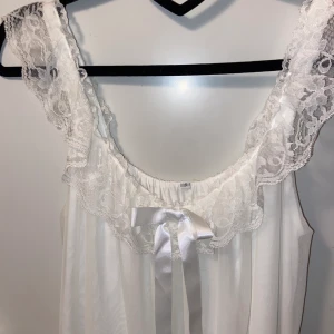 nattlinne  - jätte gulligt nattlinne i romantisk stil <3 säljer eftersom jag inte använder det! endast använd en gång 🎀