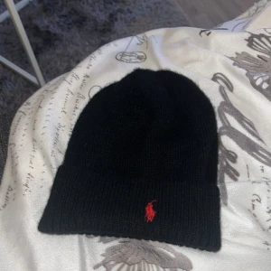 ralphlauren mössa - använd för ca 1år sen, bra skick ♡ ordinarie pris 695kr ♡ säljer för 200kr (+frakt 49kr) ♡