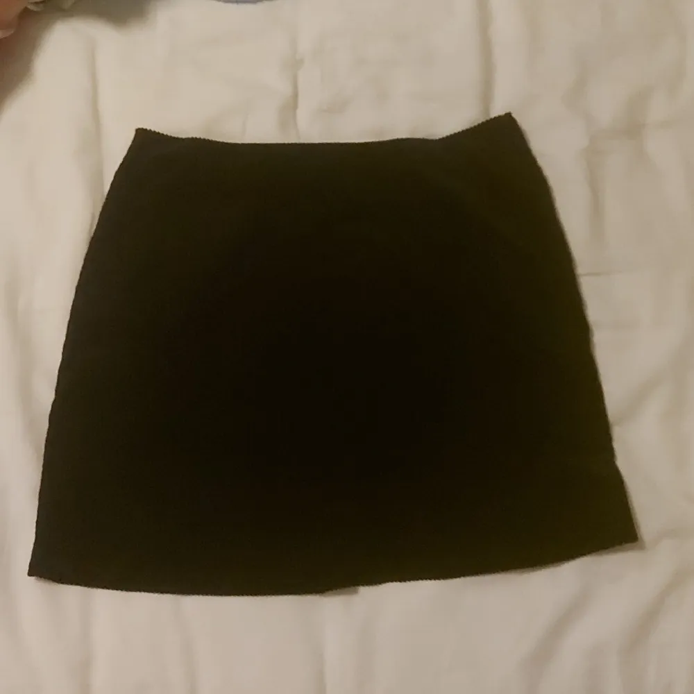 Kort svart kjol från lindex i storlek M. Använd en gång, men inget mer därav bilderna i omklädningsrummet, haha. Dragkedja och knäppning på sidan. . Kjolar.
