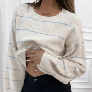 Stickad tröja🤍 - Vit stickad tröja med blåa ränder. Supersnygg stickad tröja, jätte mysig och perfekt till vintern. Märks inte att den är köpt på shein alls😍 där kostade den 200kr. Säljer för jag fick 2st när jag beställde🤍