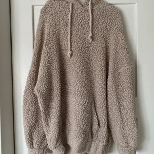 lurvig hoddie - säljer denna teddy hoddie från madlady så den aldrig kommit till användning💓 nypris 500kr och den är i nyskick
