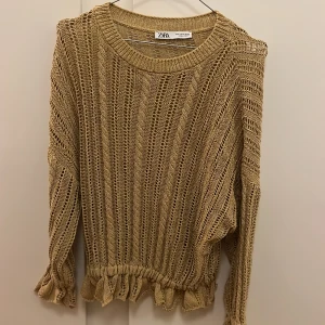 Stickad tröja - Genomskinligt stickad tröja från zara med mycket fina detaljer. Använd en gång.