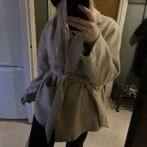 Zara kappa  - Snygg beige kortare kappa från zara, strl M men jag har vanligtvis S och den sitter ändå bra så att man kan ha en mysig tröja under!  Frakt tillkommer❤️