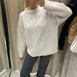Stickad mohair mix tröja - Säljer min vita stickade tröja från Zara i storlek M! Den är nästan oanvänd och säljer den eftersom jag köpt en annan liknande så denna kommer ej till användning. Nypris 399kr ❤️‍🔥 frakt 66kr som köparen står för 🫶🏼har ej fler bilder, men tröjan är defektfri!