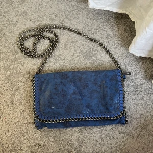 Stella mccartney väska - Säljer denna super fina linkande stella mccartney väskan. Köpt i Spanien o aldrig använd! Säljer i fler färger o modeller så kolla min profil! 💙💙