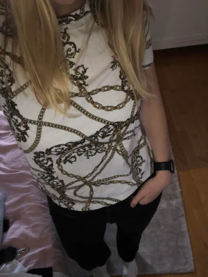 T-shirt - Cool t-shirt med kedjemotiv. Knappt använd:)