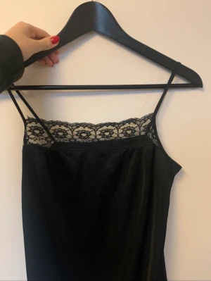 Svart spetslinne  - Fint linne med spelskant! Köpt second hand men sparsamt använt. Passar inte min stil längre men fortfarande så gullig topp!❣️Pris kan diskuteras 