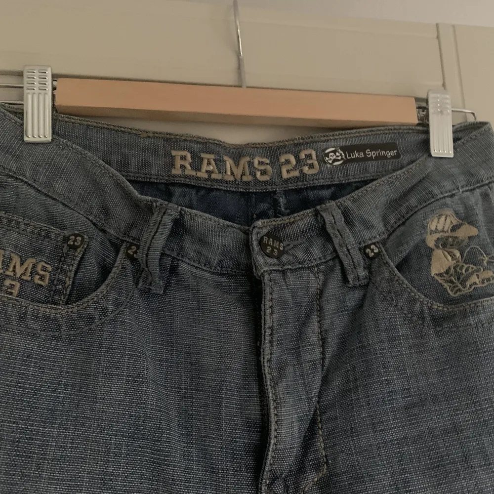 Väldigt snygga jeans från märket Rams 23. Brodyr på både framfickor och bakfickor. Köpta på sellpy men kom tyvärr inte till användning då de är för små🌟. Jeans & Byxor.