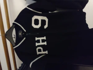 Tröja för pojkar st M/152 - Den är i bra skick. Märket från PH Industries