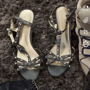 Klackar nitar - guess - Klackar från guess i strl 39 med guldiga nitar!❤️ de är i använt skick med defekter hör å där (slitningar troligen går att laga), därav priset!⚡️det är lädret som har börjat släppa lite på vissa ställen!  klack på cirka 4-5 cm☺️nypris är 1500 kr!