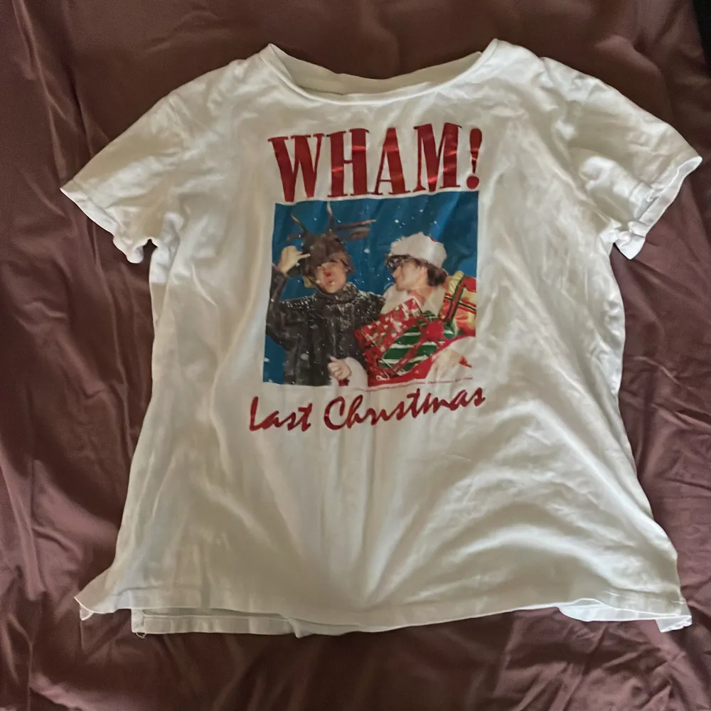 Vit t-shirt från H&M med jultryck (WHAM!) . T-shirts.
