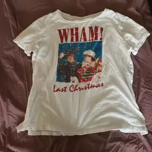Vit t-shirt från H&M med jultryck (WHAM!) 