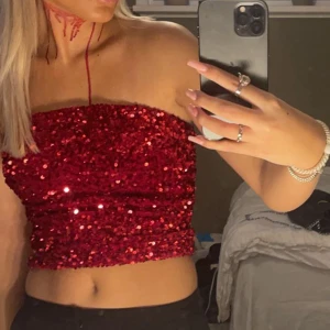Fest topp - En jätte fin fest topp ifrån Nelly som är slutsåld på hemsidan, jätte fin på tex jul, halloween eller nyår! Aldrig använd endast testad då jag råkade beställa hem två likadana och hann inte skicka tillbaka en.🌹❣️