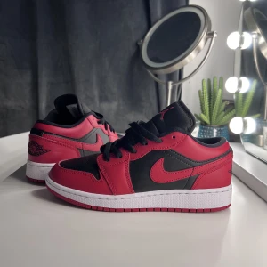 Jordan 1 - Använda endast 2 gånger. Storlek 35,5 passar även 36. 