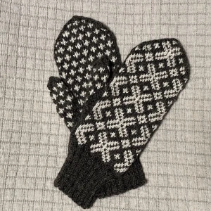 Stickade vantar - Oanvända hemstickade vantar, spårbar frakt 51kr💕