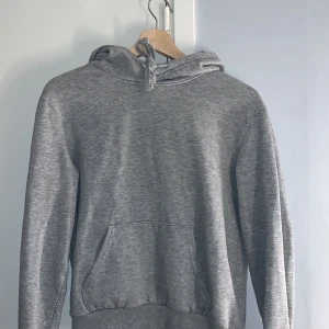 Hoodie - En enkel grå basic hoodie i bra skick, säljer pga att den inte kommer till användning. Strl XS 💕 (smuts på spegeln, ej på hoodien)