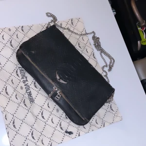 Zadig och Voltaire väska - Säljer en zadig väska som är svart, köparen står för frakten. Hyffsat bra skick därför 700kr.  Hör av er vid intresse 🌸💞💞💞 Snabb affär för 650 plus frakt *custom made*