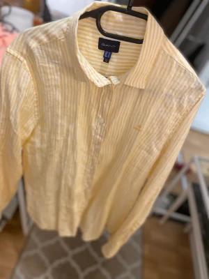 GANT Damskjortor - Storlek 42 på båda Säljes då dom är för stora för min mamma Gulfärg och persika färg båda två är nyskick