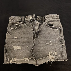 Jeanskjol  - Säljer denna fina jeanskjol från Zara 🤍den är i väldigt fint skick!  Hör av dig i dm om du är intresserad 🥰 Skriv privat för fler bilder!!