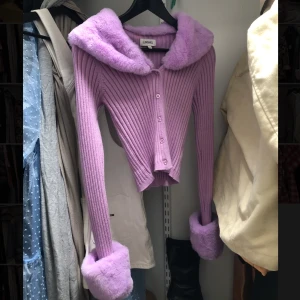 Rosa flufftröja xs  - Finns fler bilder om man vill ha. Pris går att diskutera. 