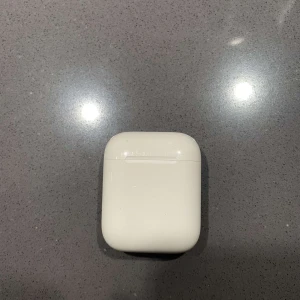 Airpods case - Säljer endast caset då lurarna är borta, i jättebra skick som ny, några små repor bara.