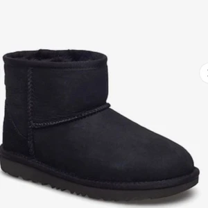 Uggs  - Säljer nu mina uggs då jag köpt nya skor! De är i storlek 37 och är då lite för små för mig som har 40. Men de är stora i storleken. De är i bra skick då de inte har använt så mycket💕 (äkta uggs)